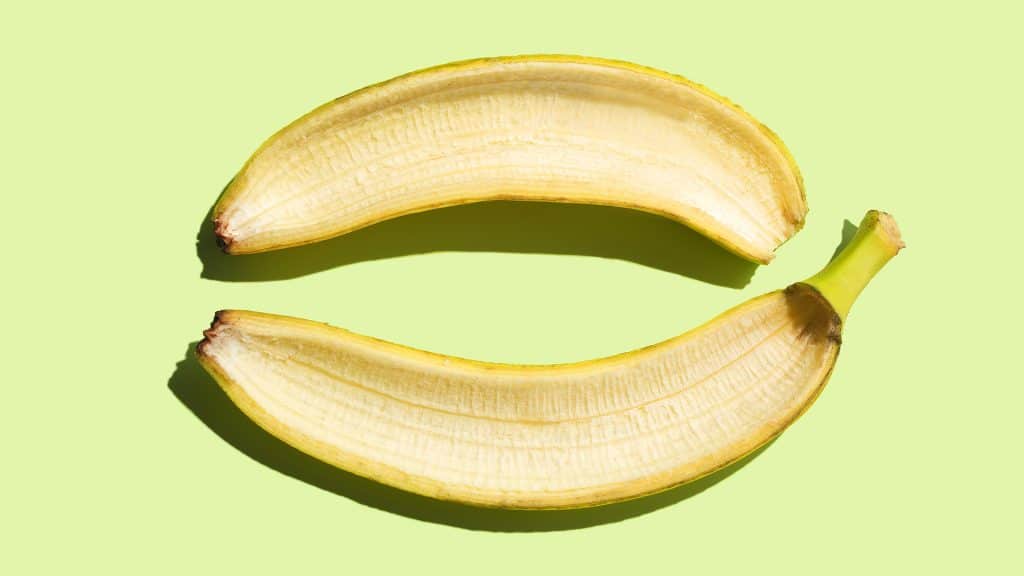 Voici comment les pelures de banane blanchissent les dents
