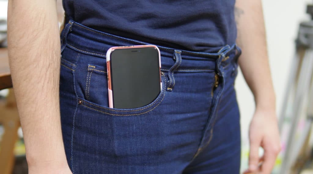 téléphone portable dans la poche