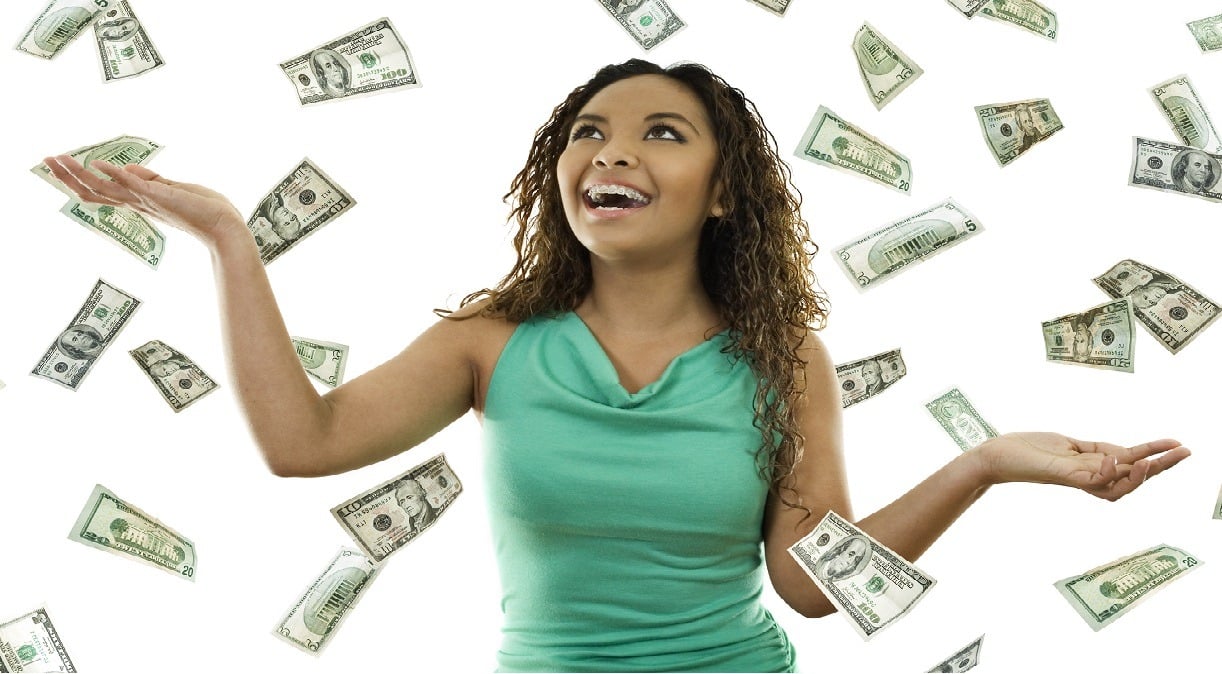 Femme heureuse avec de l'argent