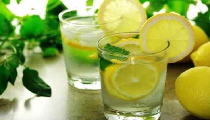 eau tiède avec du citron