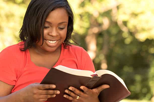 femme lire la bible