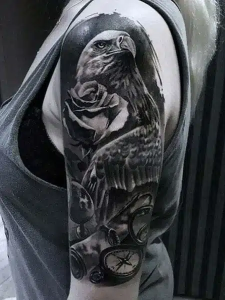 Tatouage d'aigle sur le haut du bras