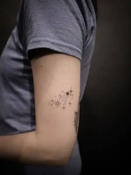 Tatouage d'étoile filante sur le bras