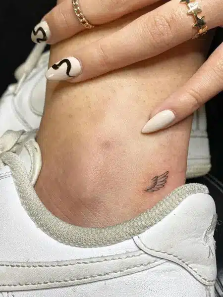 Petit tatouage à la cheville femme