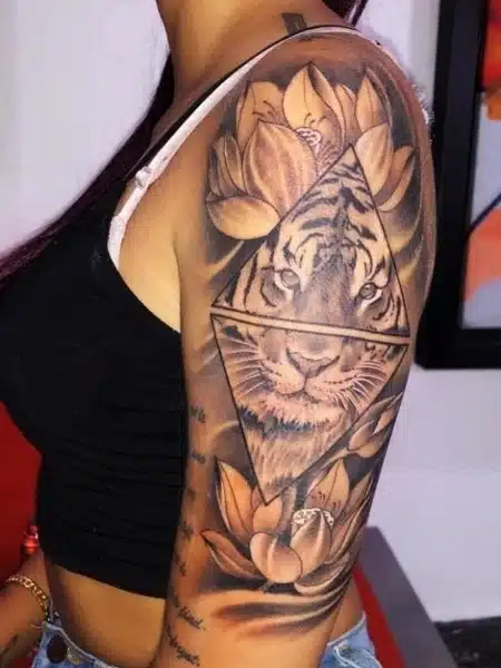 Tatouage à demi-manches de tigre