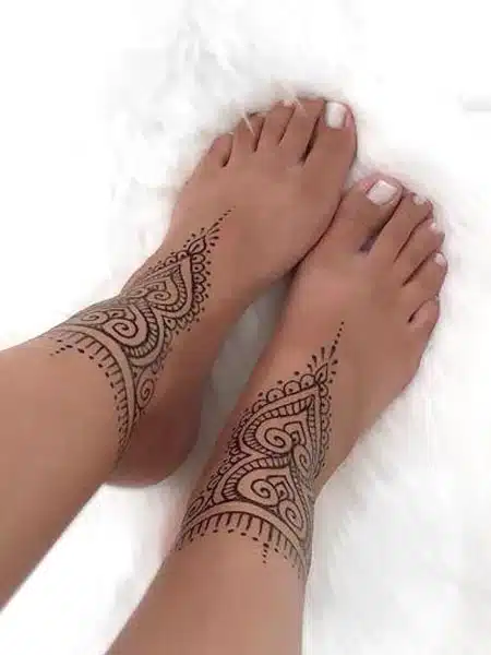 Tatouage au henné à la cheville