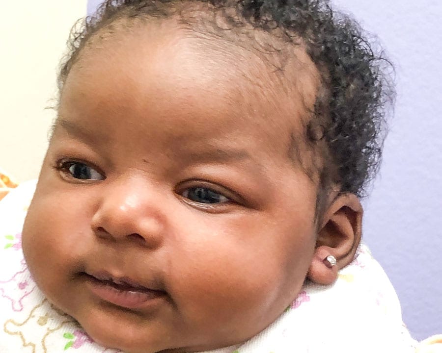 Bébé aux oreilles noires