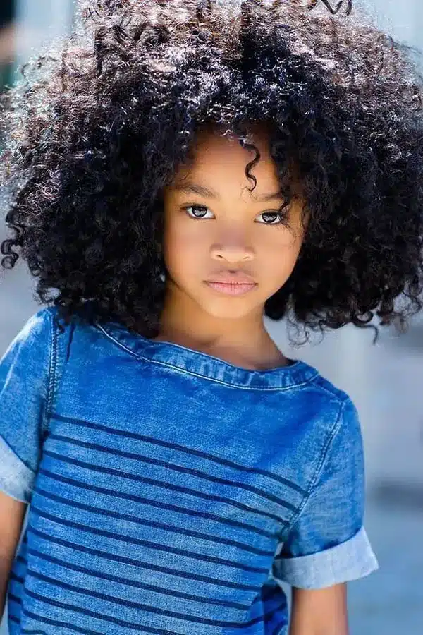coiffure afro petite fille naturel.webp