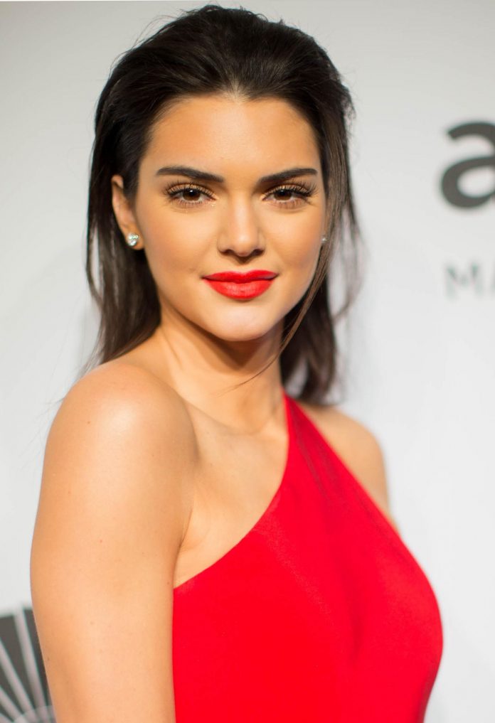 maquillage avec robe rouge celebritie