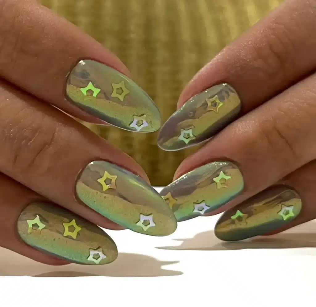 Quelque chose à propos de ces ongles chromés verts nous rappelle The Grinch. Complétez les choses avec des étoiles holographiques pour ajouter un extra…
