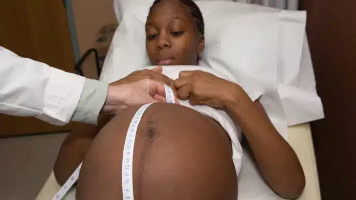 Femme noire enceinte