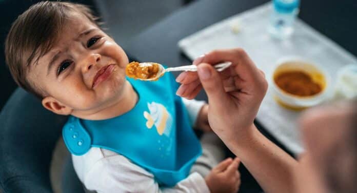 bébé pleure quand il mange
