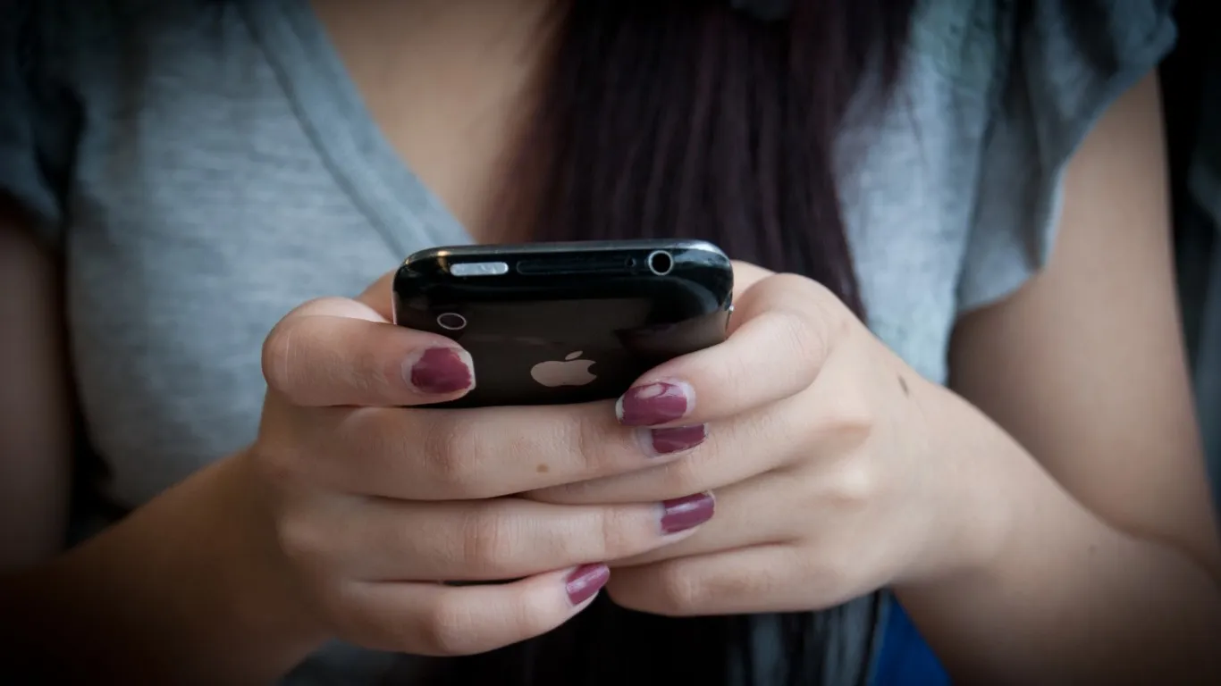 Femme envoyant des textos à un homme occupe