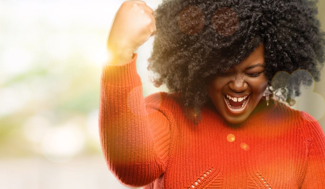 Femme heureuse d’avoir payé sa dette karmique