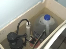 bouteille dans le réservoir de vos toilettes