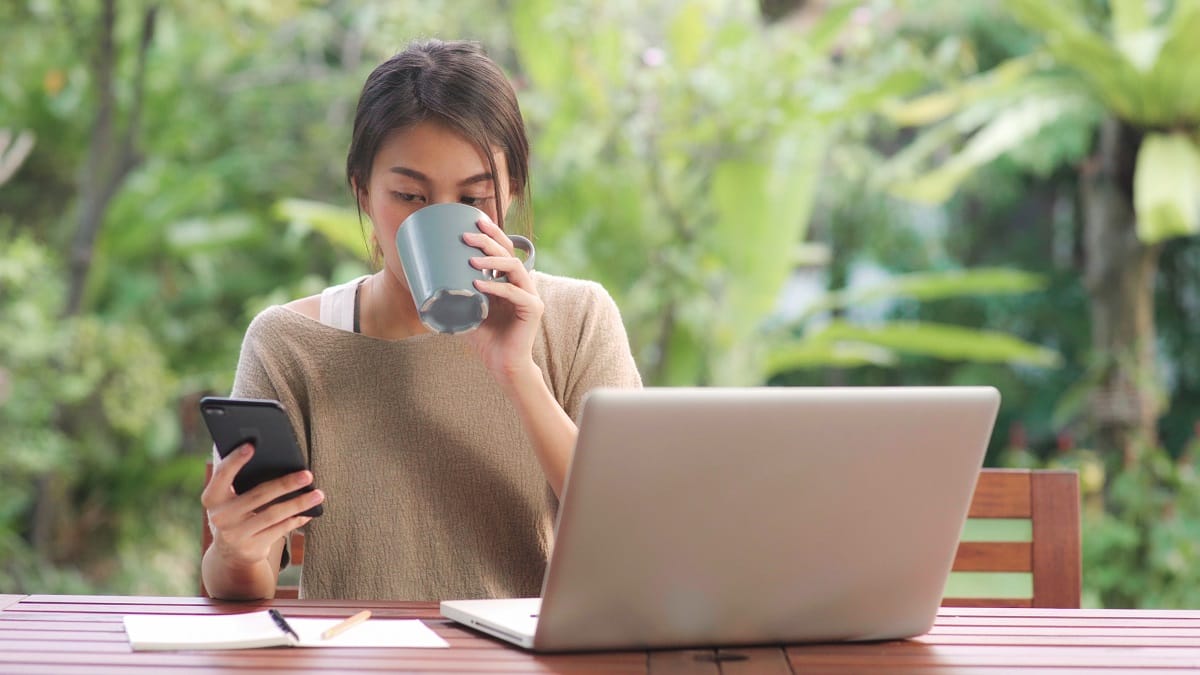une femme envoie un SMS