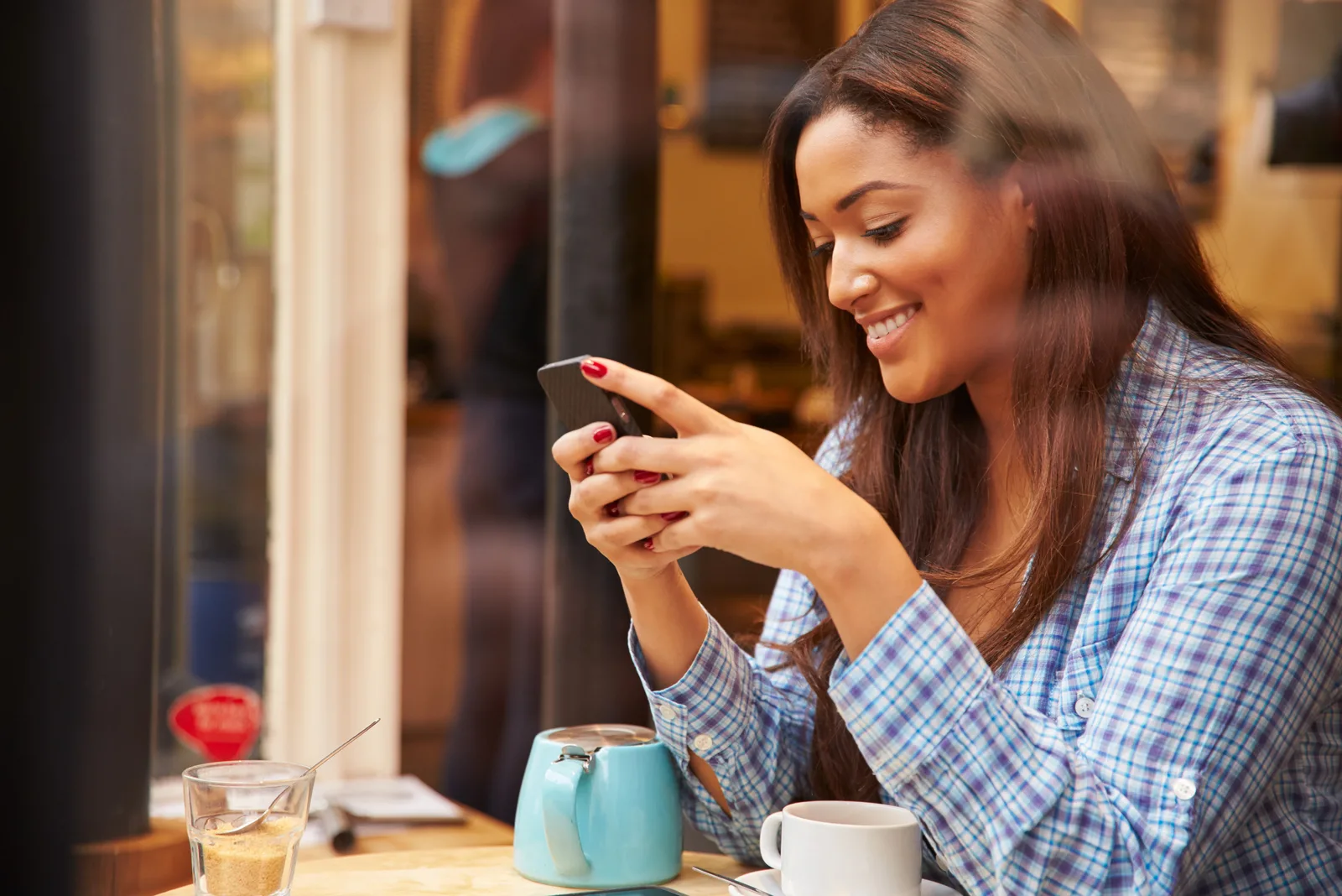 petite amie solidaire au telephone avec son homme
