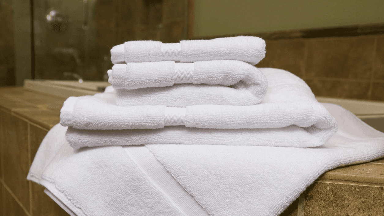 serviettes d'hotels blanches et douces
