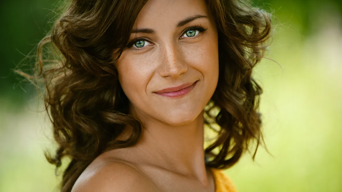 femme avec les yeux verts