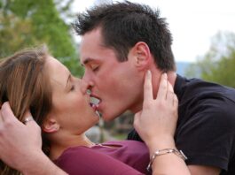 Homme embrasser sa femme