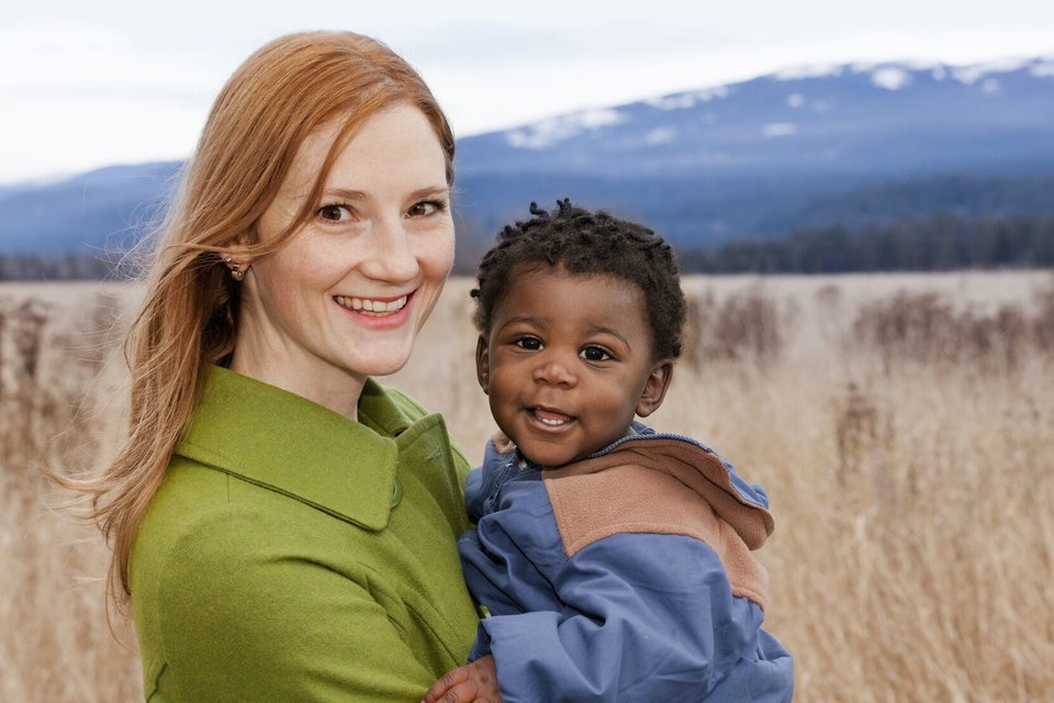 Femme blanche accouhe bébé noir