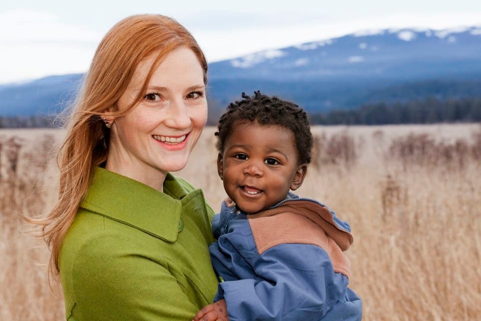 Femme blanche accouhe bébé noir