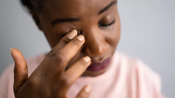 causes des yeux larmoyants