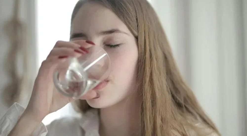 femme boir un verre d'eau
