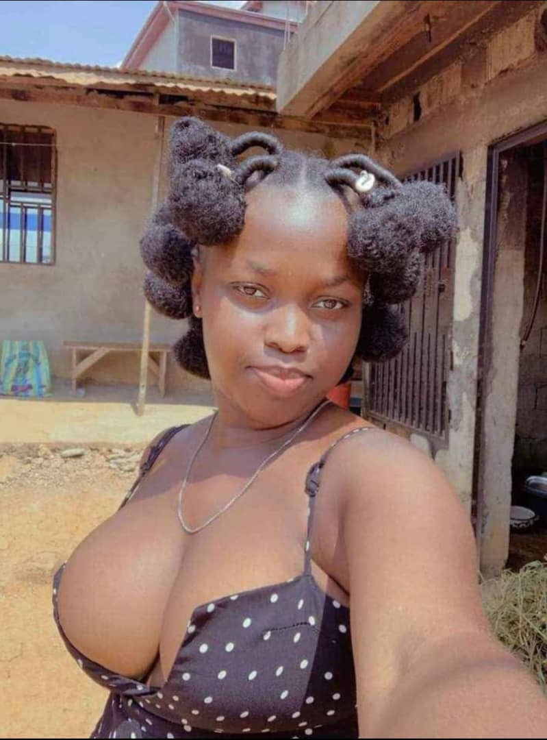 belle femme africaine avec une gros poitrine