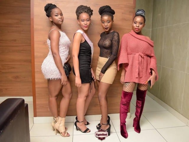 filles s'habille pour attirer l'attention